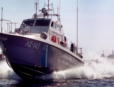 Βρέθηκαν και οι δέκα Δανοί που είχαν ναυαγήσει ανοικτά της Ραφήνας για... να γλιτώσουν από την φωτιά! (upd 4)